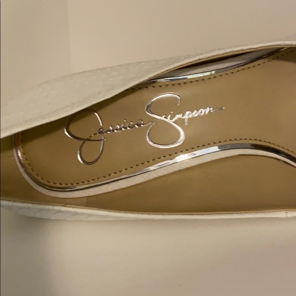 NWOT. Jessica Simpson White Snake Skin Like Heels - Picture 4 of 8